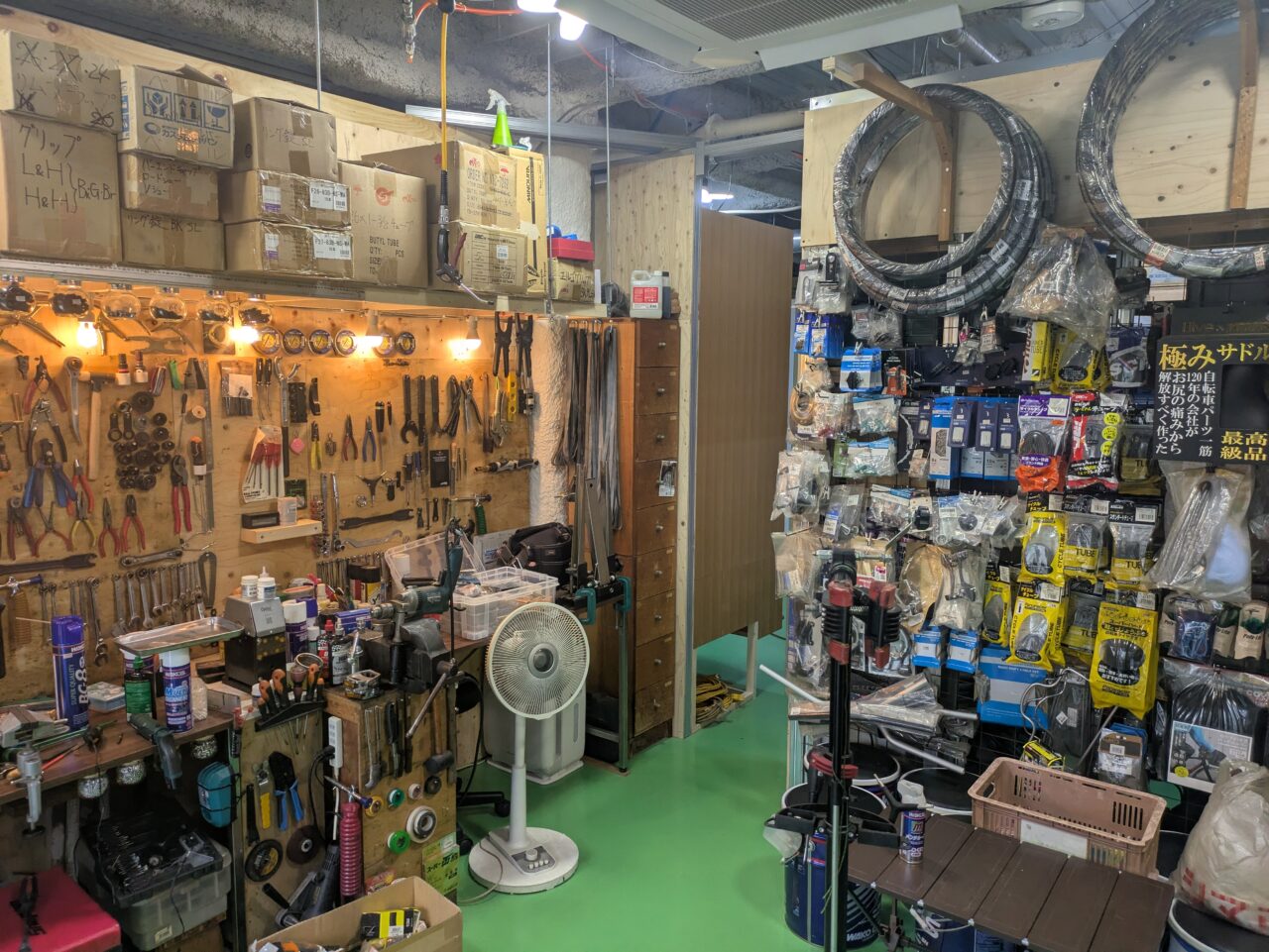道楽輪業の店内