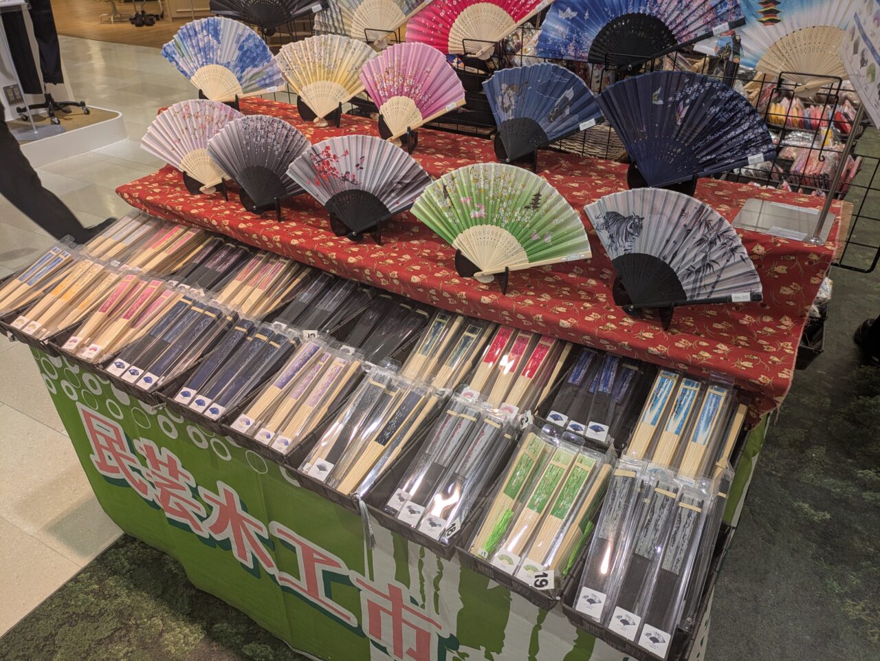 ひばりヶ丘パルコ内の民芸木工