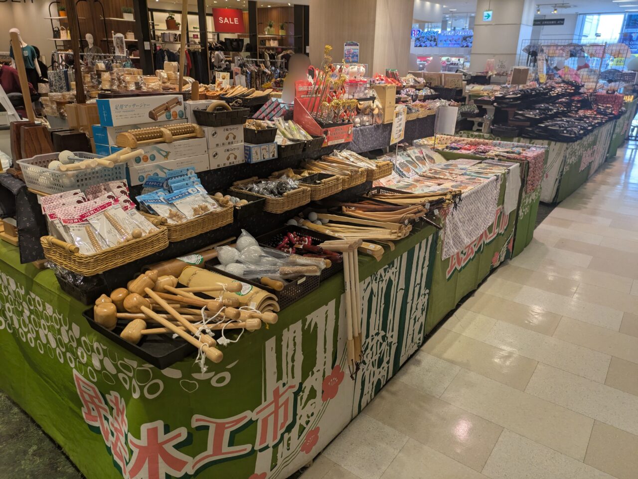 ひばりヶ丘パルコ内の民芸木工