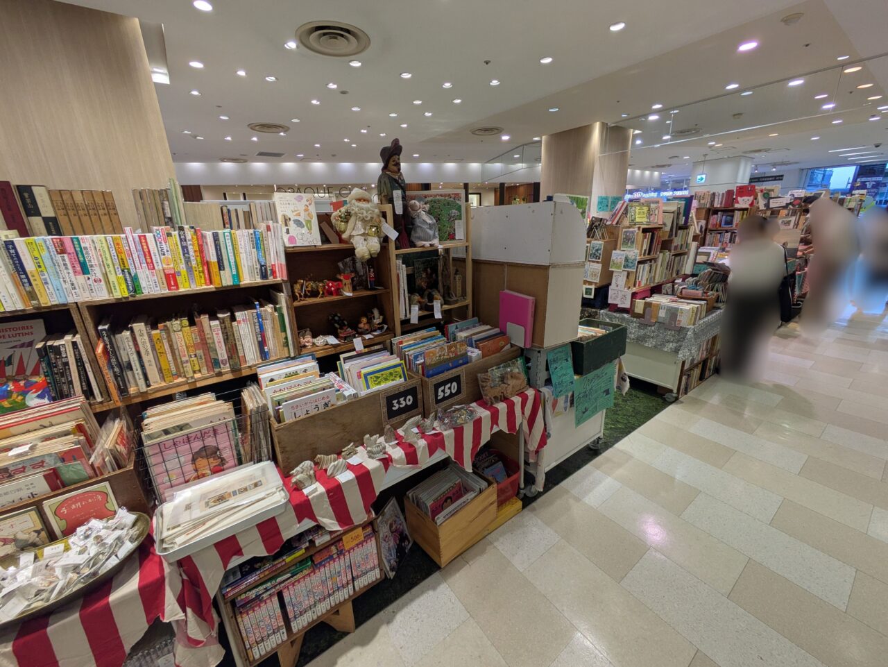ひばりヶ丘パルコ内の古本市